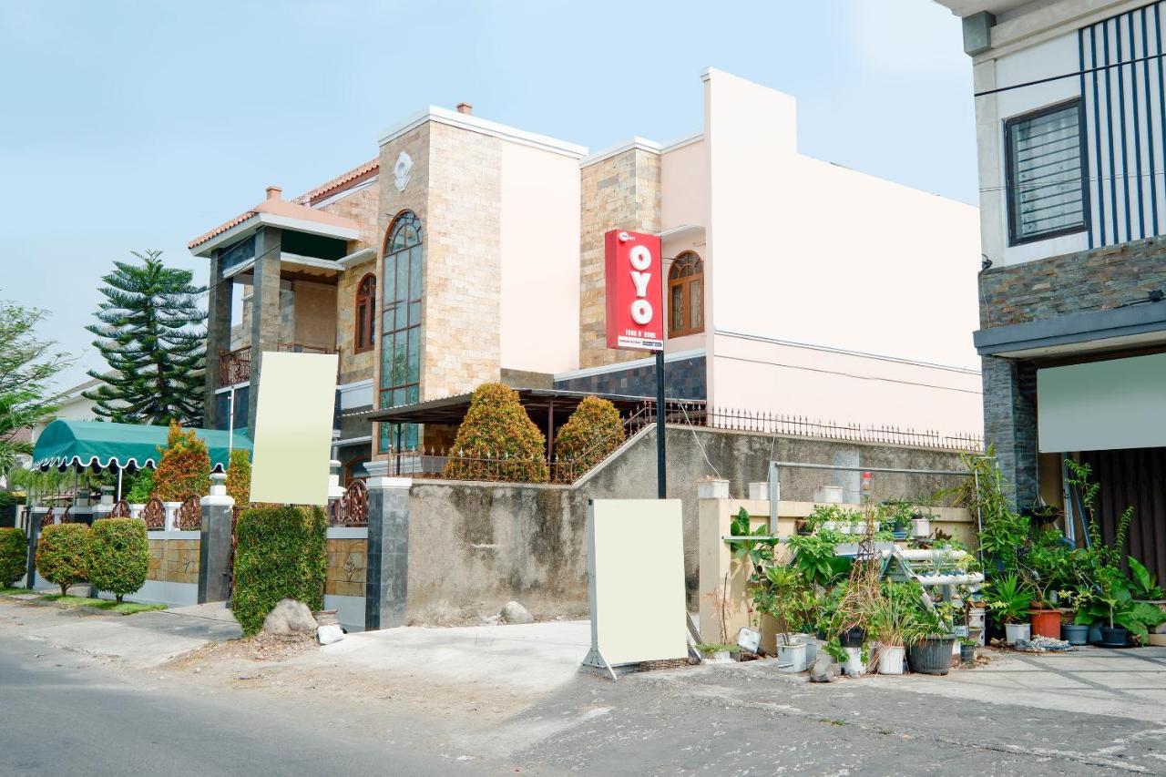 โอโย 1611 ร์ เดอโฮม Hotel Surakarta  ภายนอก รูปภาพ
