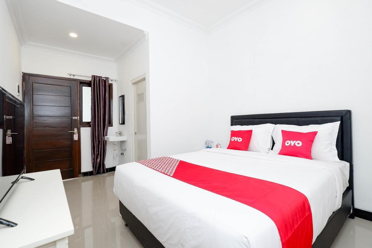 โอโย 1611 ร์ เดอโฮม Hotel Surakarta  ภายนอก รูปภาพ