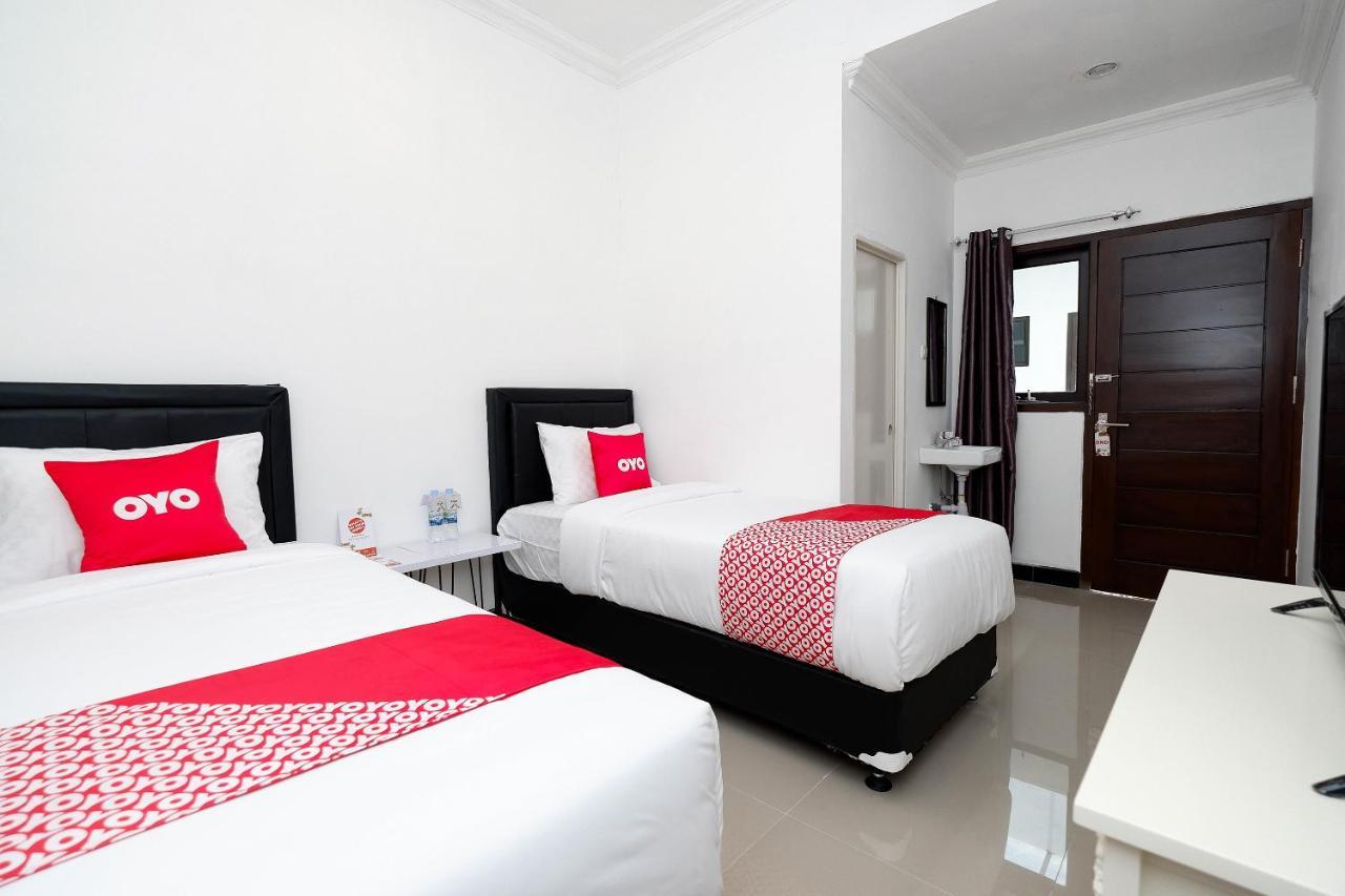 โอโย 1611 ร์ เดอโฮม Hotel Surakarta  ภายนอก รูปภาพ