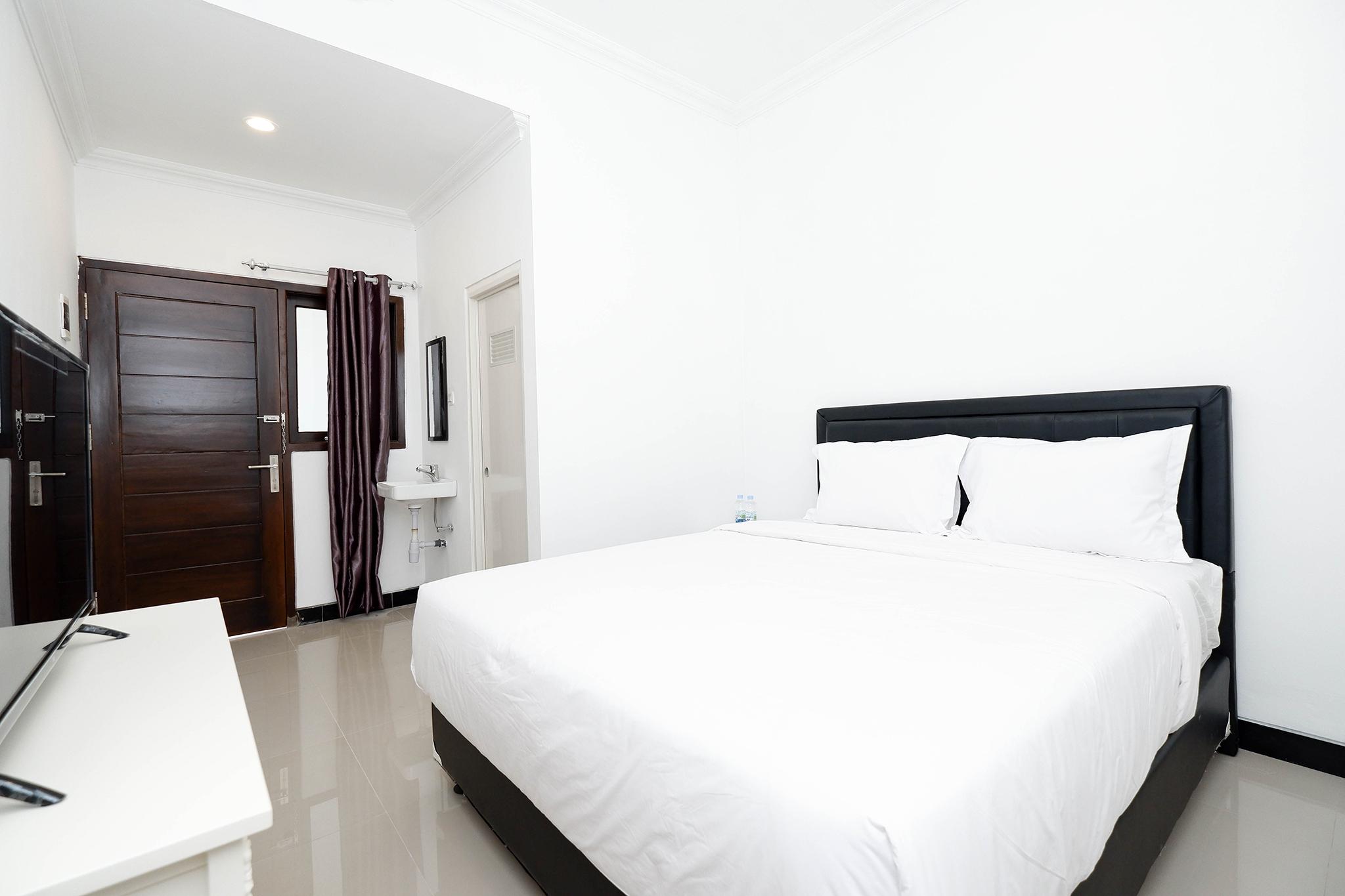 โอโย 1611 ร์ เดอโฮม Hotel Surakarta  ภายนอก รูปภาพ