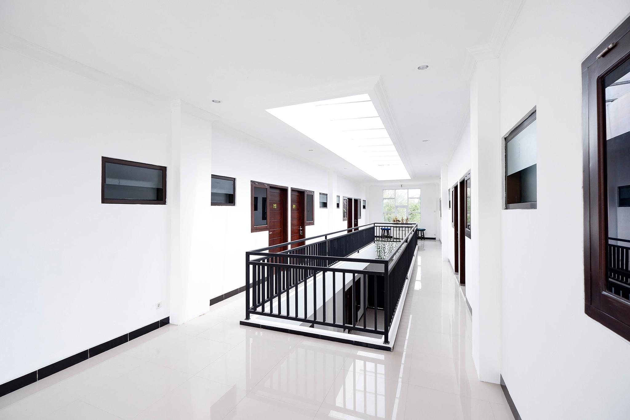 โอโย 1611 ร์ เดอโฮม Hotel Surakarta  ภายนอก รูปภาพ