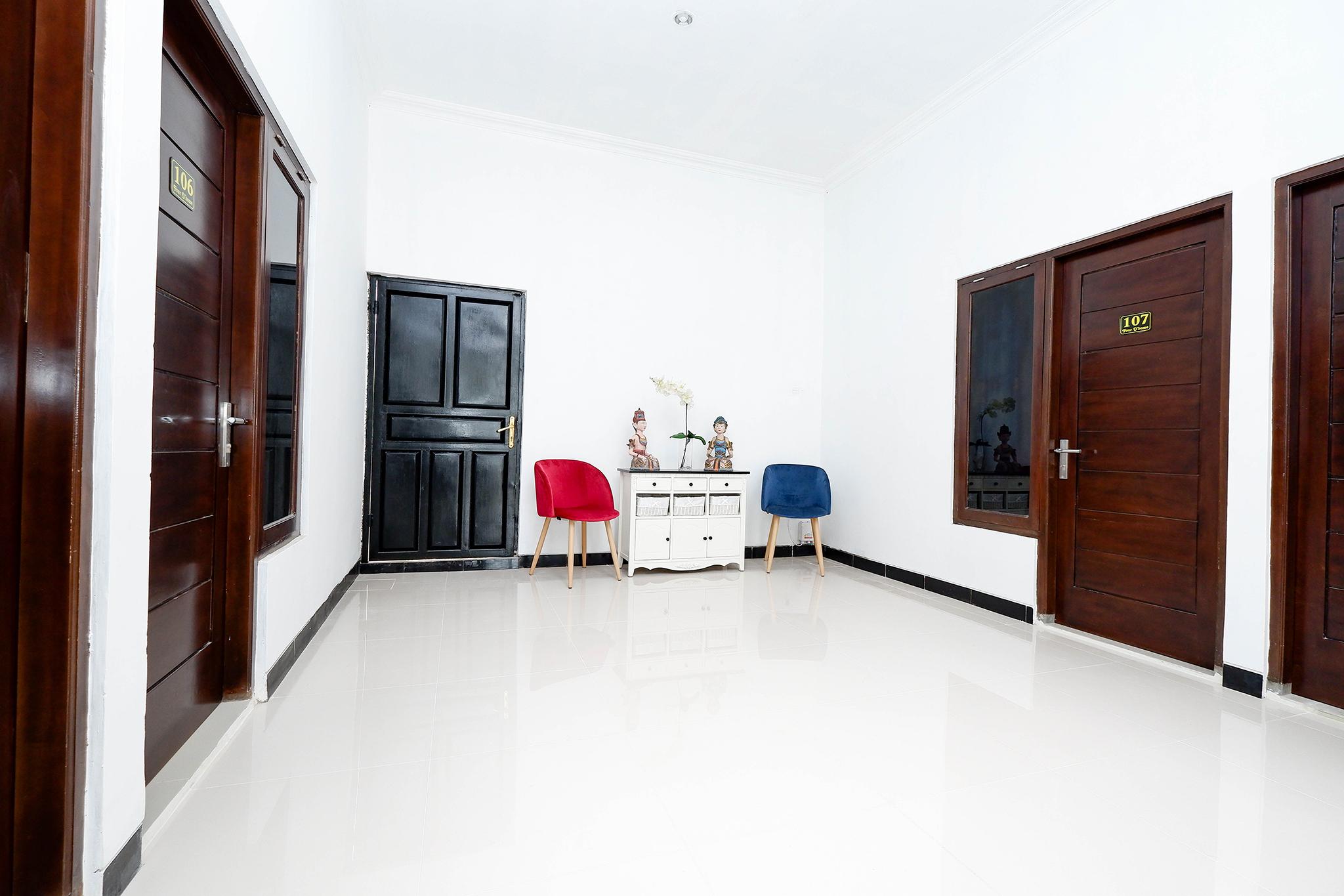 โอโย 1611 ร์ เดอโฮม Hotel Surakarta  ภายนอก รูปภาพ