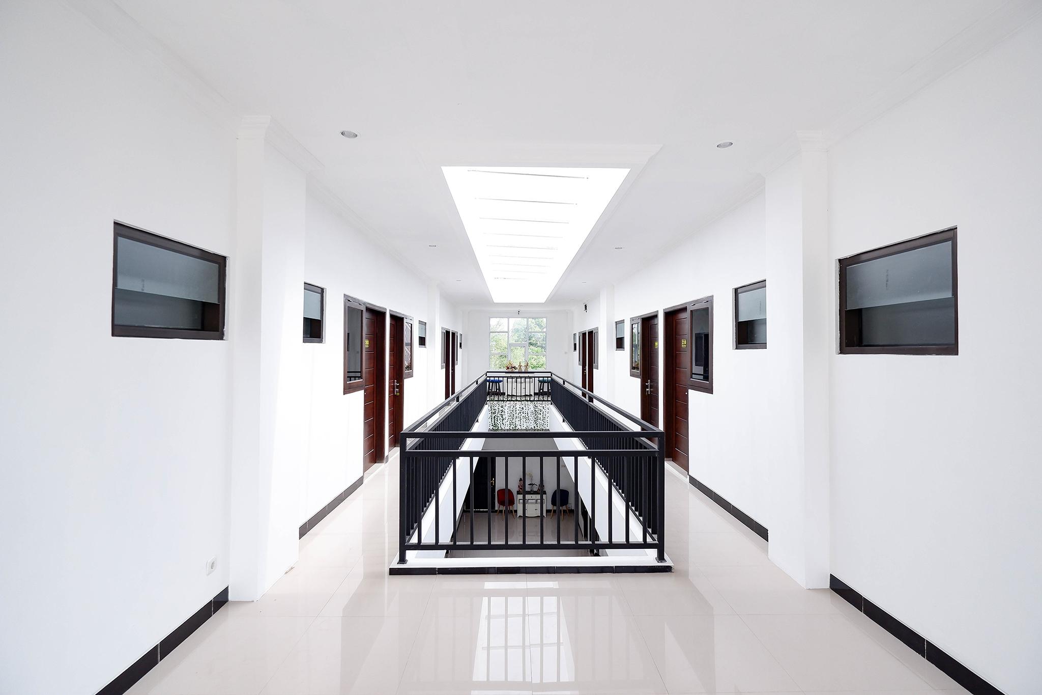 โอโย 1611 ร์ เดอโฮม Hotel Surakarta  ภายนอก รูปภาพ